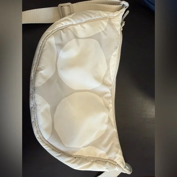 Marimekko x Uniqlo Kivet (stones) Half-moon Crossbody Bag - Picture 6 of 9